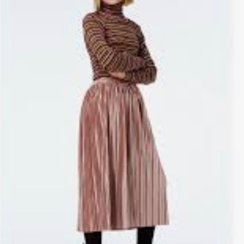 Molo Shimmering Pink Pleated Skirt with velvet feel. Euro size 110/116
